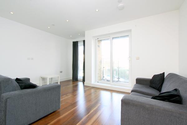 4 bed property in Nightingale Road, London